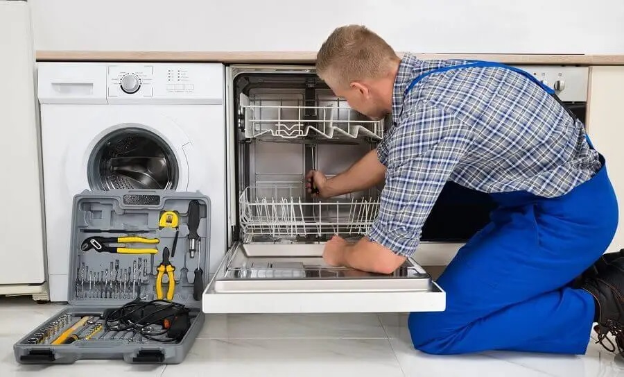 Ayaş Luxell servisi teknisyen ekibi beyaz eşya tamiri yaparken